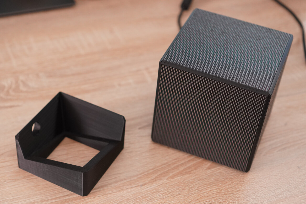 Photo the 3d-printed base and the cube.